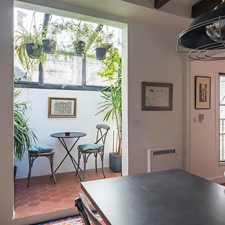 Charming 2br Near Bastille شقة
